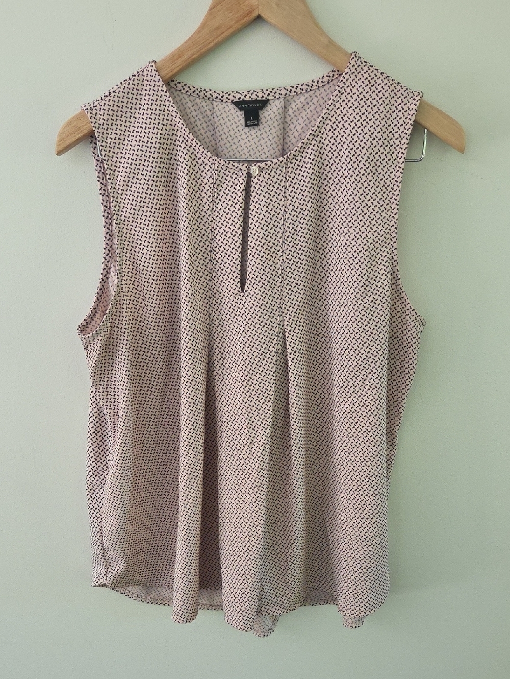 Ann Taylor Sleeveless Light Pink And Black Pleat Front Top
